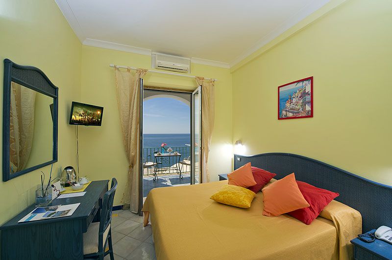 https://www.palazzotalamo.it/wp-content/uploads/2015/05/palazzo-talamo-standard-room-camere-accommodations-positano-amalfi-coast-1.jpg