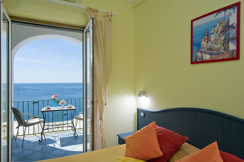 https://www.palazzotalamo.it/wp-content/uploads/2015/05/palazzo-talamo-standard-room-camere-accommodations-positano-amalfi-coast-2.jpg