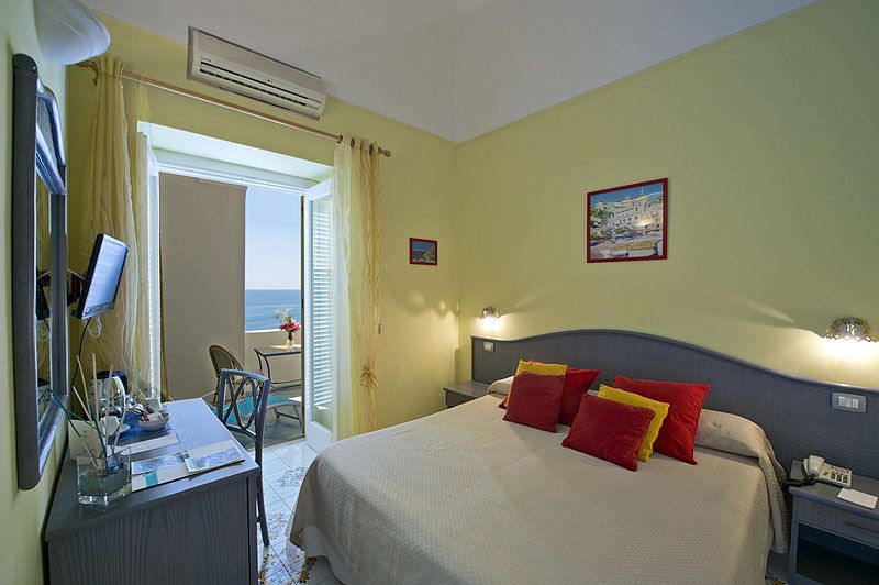 https://www.palazzotalamo.it/wp-content/uploads/2015/05/palazzo-talamo-standard-room-camere-accommodations-positano-amalfi-coast-5.jpg
