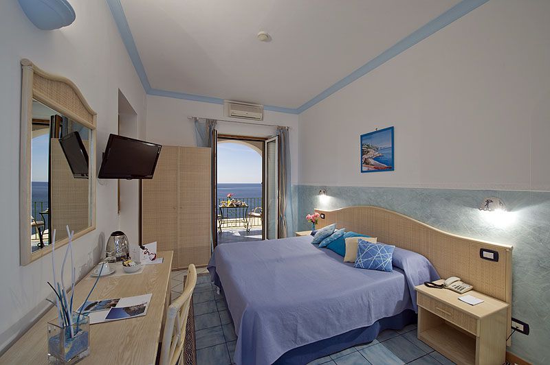 https://www.palazzotalamo.it/wp-content/uploads/2015/05/talamo-positano-superior-room-camere-amalfi-coast1.jpg