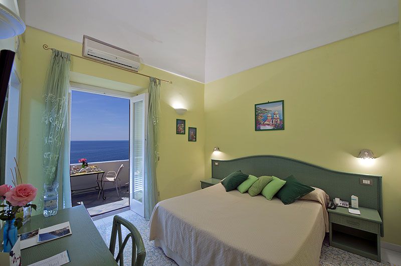 https://www.palazzotalamo.it/wp-content/uploads/2015/05/talamo-positano-superior-room-camere-amalfi-coast10.jpg