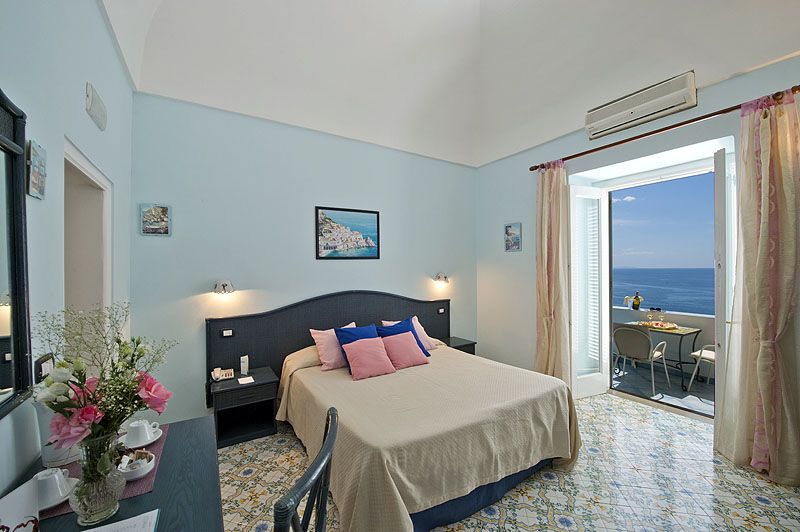 https://www.palazzotalamo.it/wp-content/uploads/2015/05/talamo-positano-superior-room-camere-amalfi-coast15.jpg