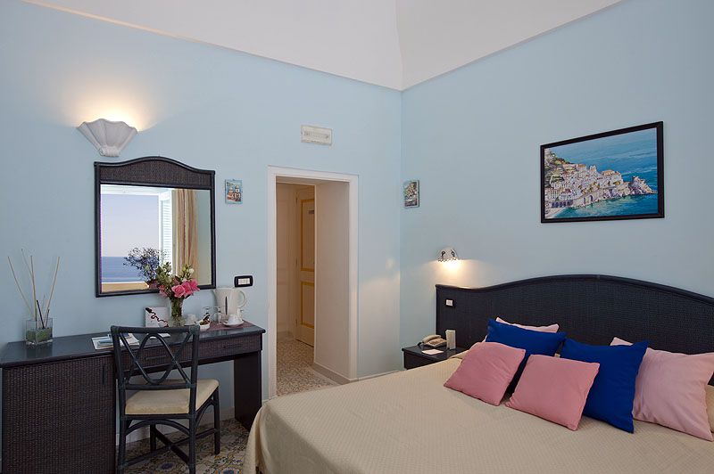 https://www.palazzotalamo.it/wp-content/uploads/2015/05/talamo-positano-superior-room-camere-amalfi-coast16.jpg