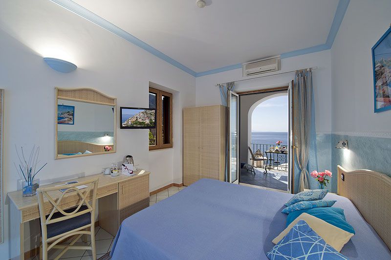 https://www.palazzotalamo.it/wp-content/uploads/2015/05/talamo-positano-superior-room-camere-amalfi-coast2.jpg