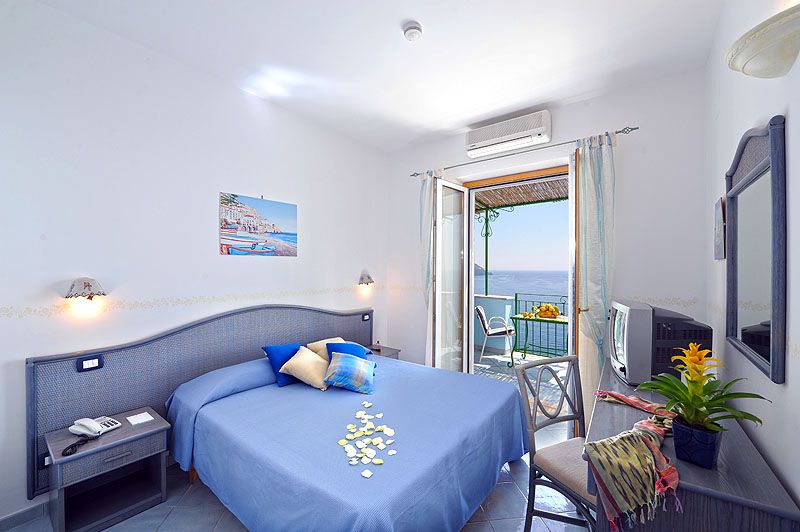 https://www.palazzotalamo.it/wp-content/uploads/2015/05/talamo-positano-superior-room-camere-amalfi-coast20.jpg