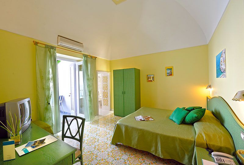 https://www.palazzotalamo.it/wp-content/uploads/2015/05/talamo-positano-superior-room-camere-amalfi-coast21.jpg