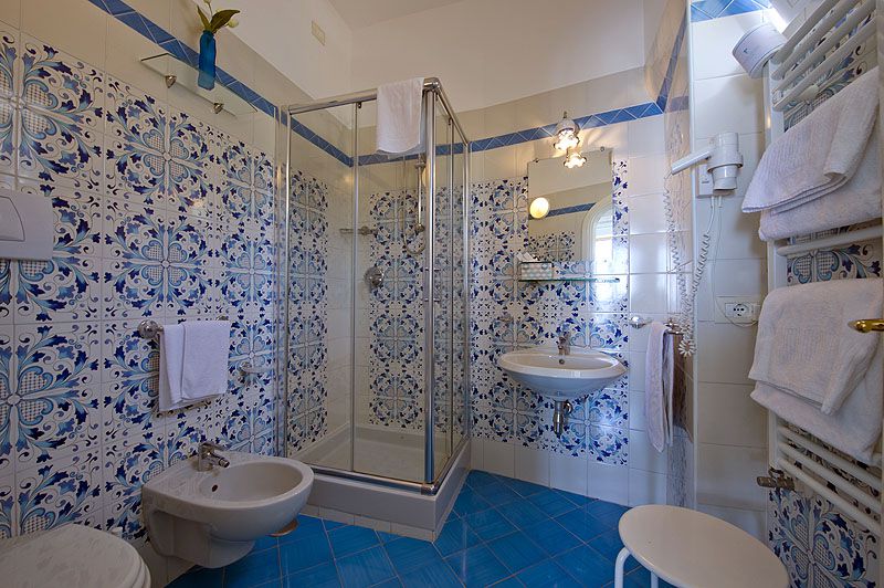 https://www.palazzotalamo.it/wp-content/uploads/2015/05/talamo-positano-superior-room-camere-amalfi-coast6.jpg