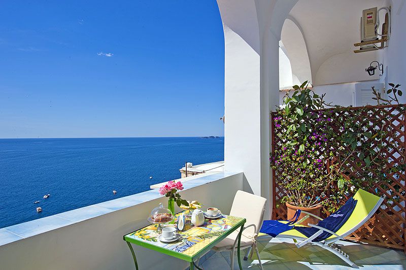 https://www.palazzotalamo.it/wp-content/uploads/2015/05/talamo-positano-superior-room-camere-amalfi-coast8.jpg