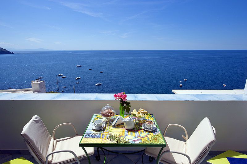 https://www.palazzotalamo.it/wp-content/uploads/2015/05/talamo-positano-superior-room-camere-amalfi-coast9.jpg